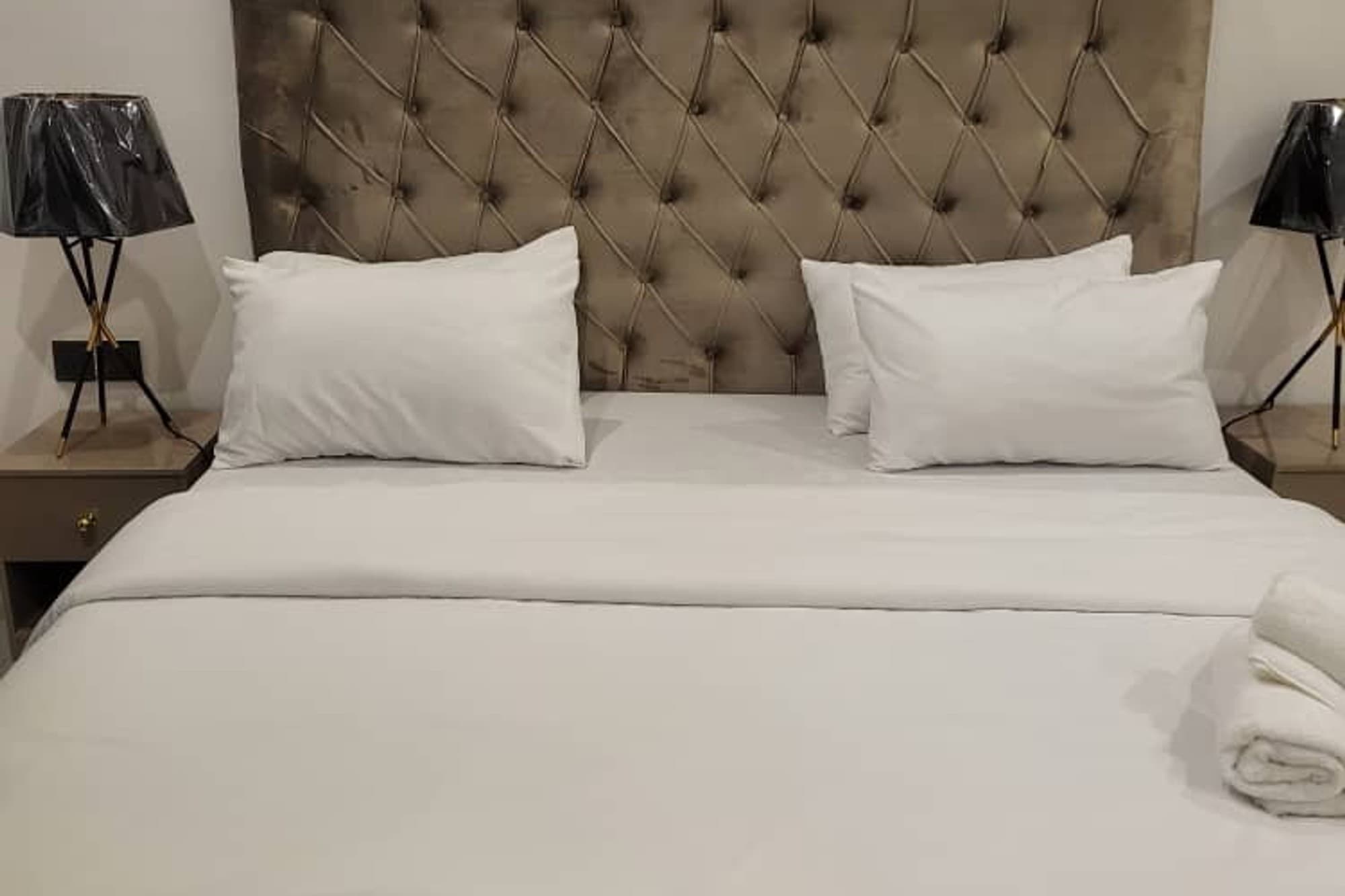 2 Bedroom Apartment (Big 5) in Lekki